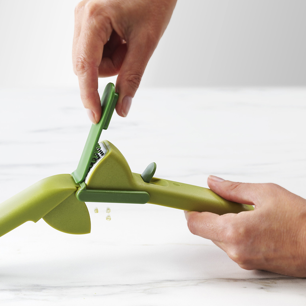 قابلیت شستشوی آسان سیر له‌کن Joseph Joseph Duo